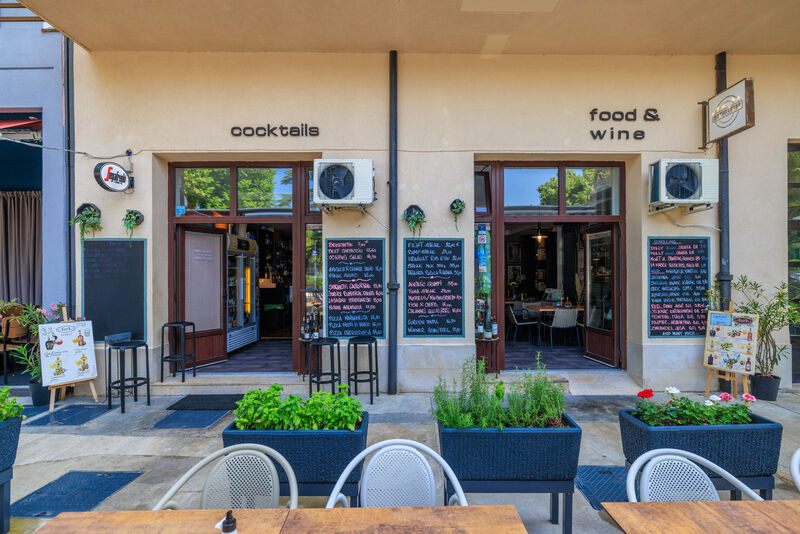 Ulaz Bistro Corso s tablama dnevne ponude