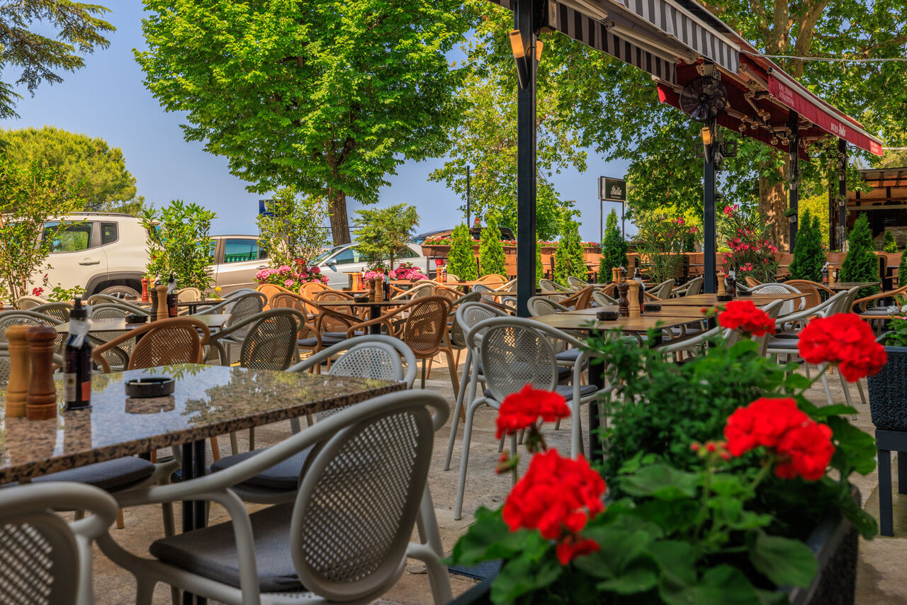Vanjska terasa Bistro Corso s cvijećem i stolovima